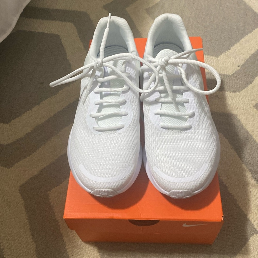 Women’s Nike Revolution 7 sneakers